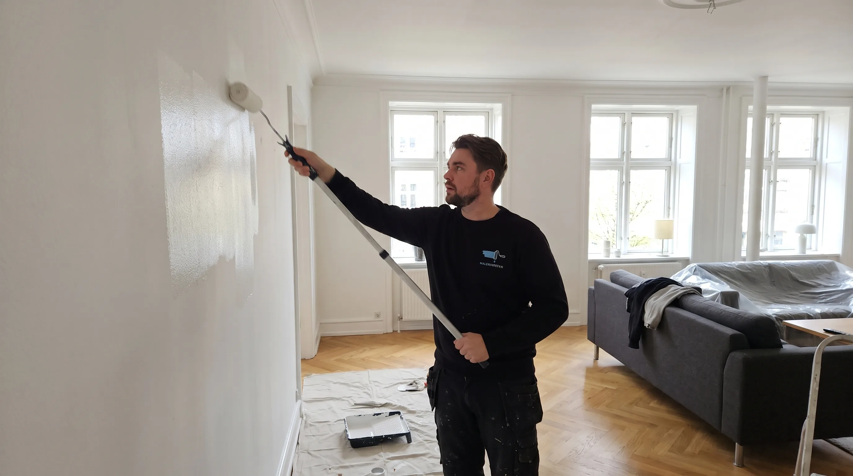 Malerxperten udfører professionelt malerarbejde i Roskilde