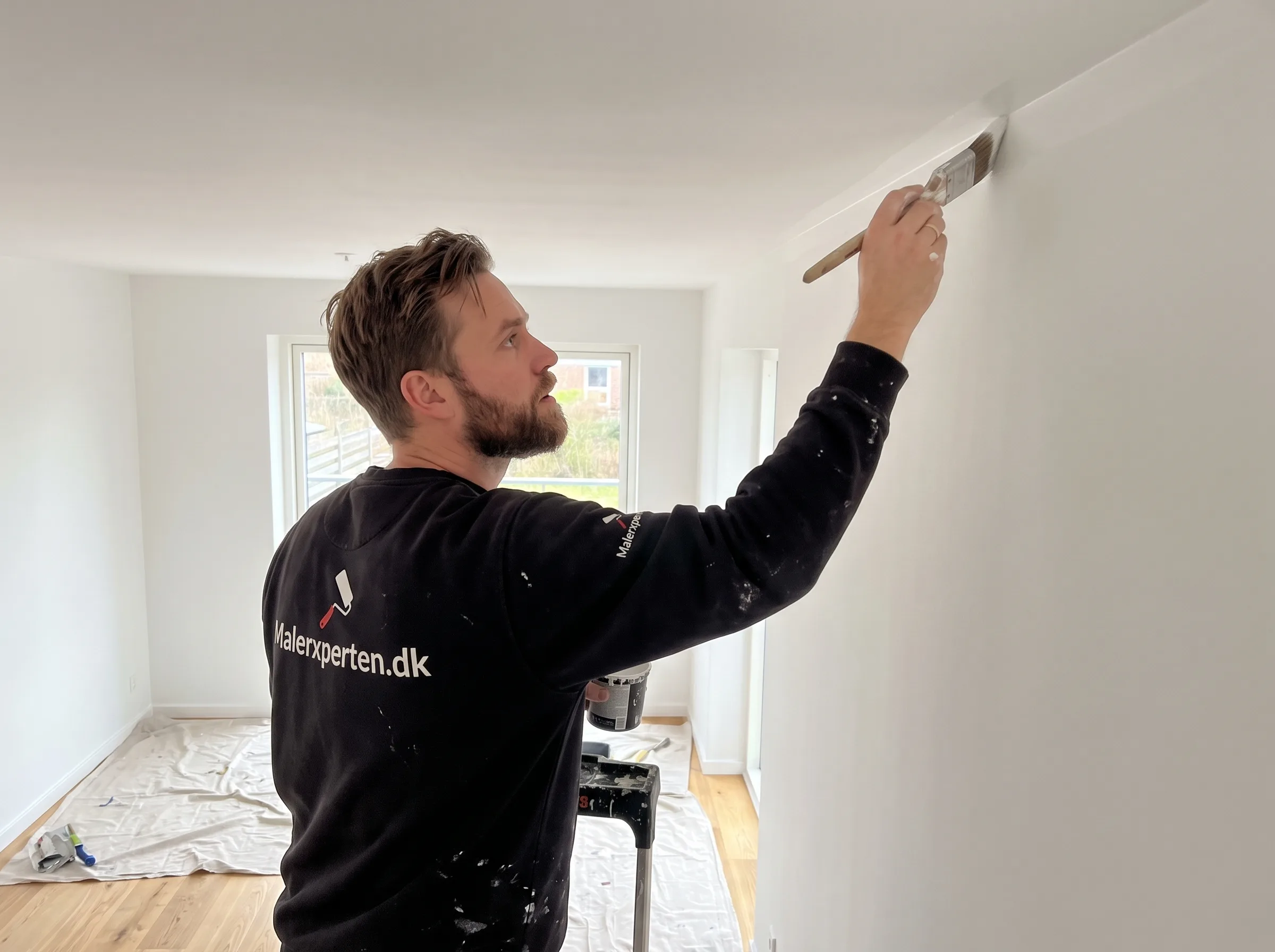 Maler fra Malerxperten.dk udfører loftmaling