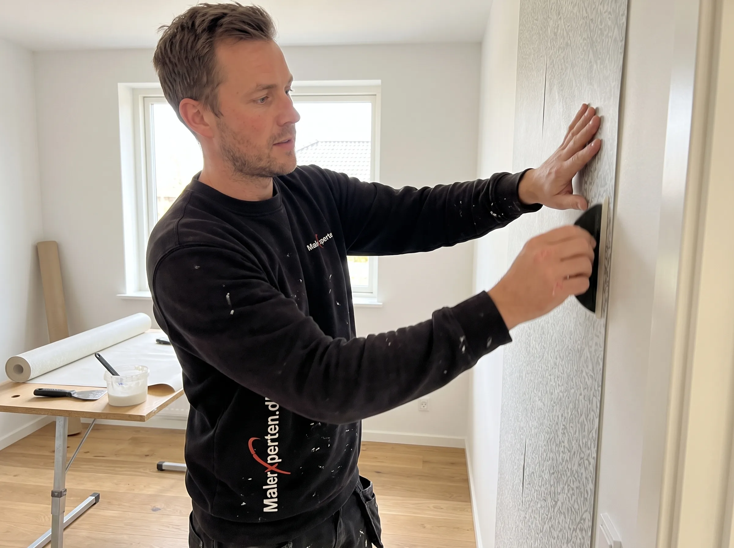 Maler fra Malerxperten.dk udfører tapetsering